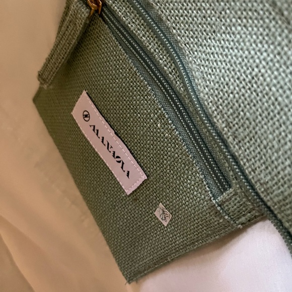 Manaola Green and White Tote Bag with Textured Design - Picture 10 of 11